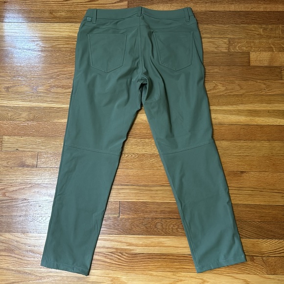Very lightly used perfect condition men’s ABC Lululemon pants. - Picture 3 of 3